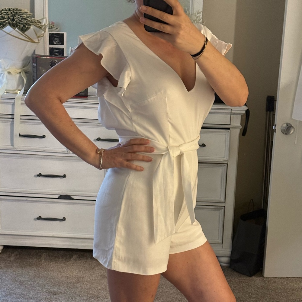 Gianni Bini Elegant White Ruffle Sleeve Romper Sz 4